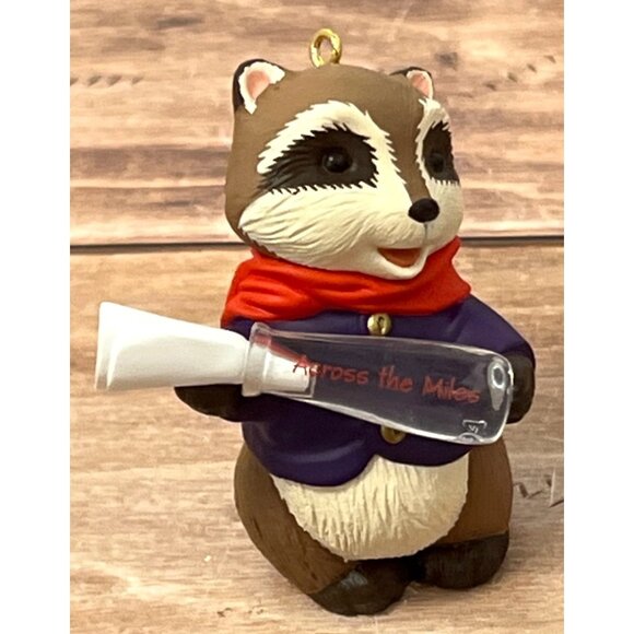 1994 HALLMARK KEEPSAKE ORNAMENT QX565-6 ACROSS THE MILES RACOON NOTE IN BOTTLE - Picture 5 of 6